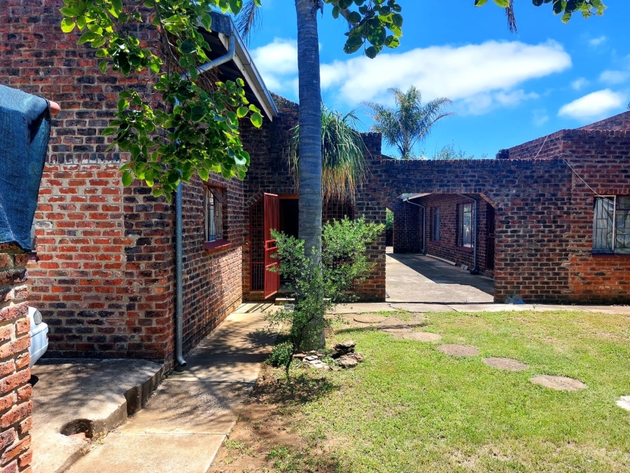 8 Bedroom Property for Sale in Swartruggens North West